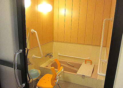男女別の浴室。手すりや椅子も備わっています。